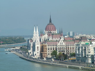Fototapeta na wymiar Budapest Parlament wzdłuż Dunaju