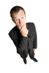 Homme en costume qui doute