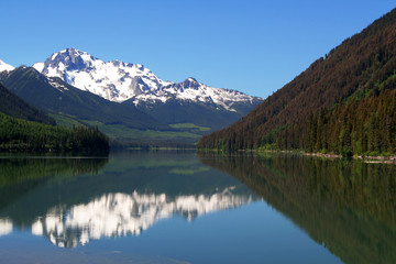 Fototapeta na wymiar Mountain and lake reflection in Canada