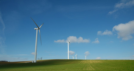 sur un fond de ciel bleu les eoliennes