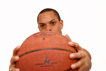 homme tendant un ballon de basket