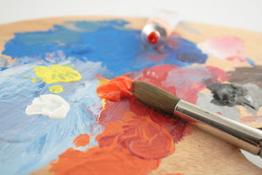 Farbpalette mit Pinsel