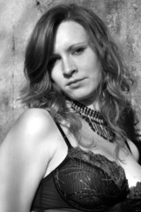 portrait jeune femme en noir et blanc