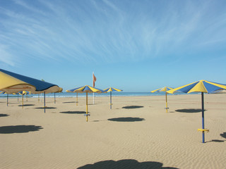 parasols sur une plage