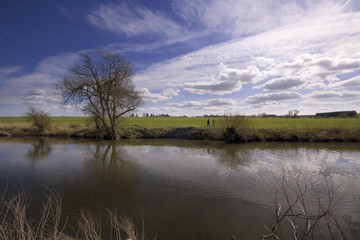 Fototapeta na wymiar Views from footpath alongside River Avon 