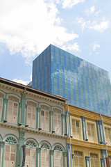 Obraz premium Old colonial houses existing with new business buildings