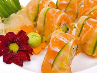 lachs sushis maki 