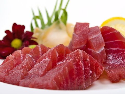 thunfisch sashimi freigestellt auf wei&szlig;em hintergrund