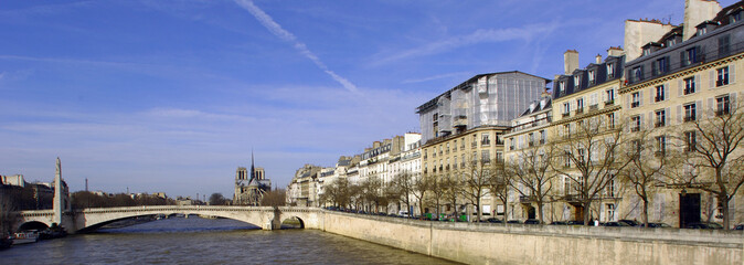 Naklejka premium France, Paris: nice city view from the quai of the seine river