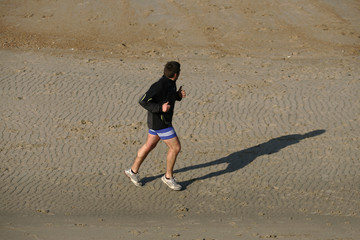 homme entrain de courir sur la plage 