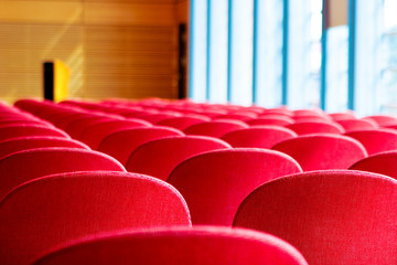 Chaises rouges dans salle de réunion
