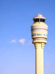 Fototapeta na wymiar Wieża kontroli ruchu lotniczego w Atlanta Hartsfield-Jackson Airport.