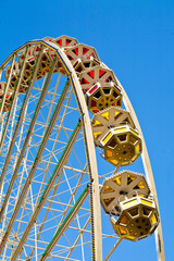 Grande Roue de manège sur ciel bleu
