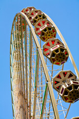 Grande Roue de man&egrave;ge sur ciel bleu