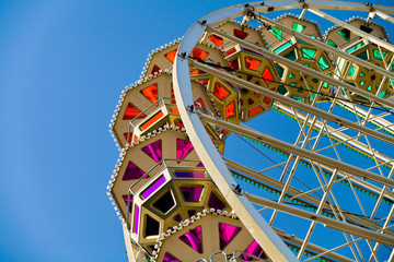 Grande Roue de man&egrave;ge sur ciel bleu