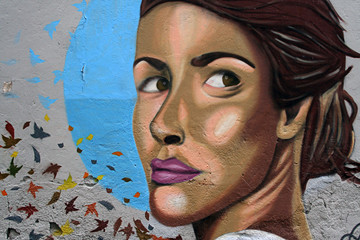Fototapeta na wymiar młoda kobieta na graffiti. równość