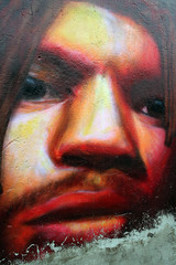 hombre joven en un graffiti. fuerza fisica
