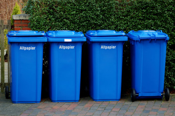 Blaue Altpapiertonnen