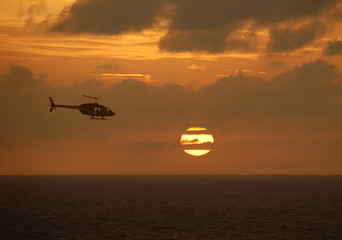 Fototapeta na wymiar Helikopter na zachodzie słońca
