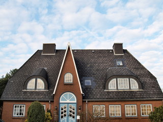 Ansehnliches Haus - Giebel und Schieferdach