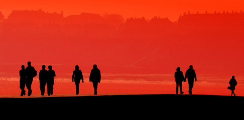 Fototapeta premium People on Scarborough pier (filled with black)