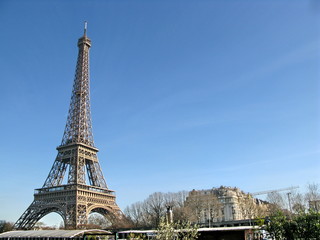 Tour Eiffel et ciel bleu, Paris, France