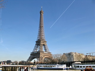 Tour Eiffel au dessus de la Seine, Paris. Ciel Bleu.