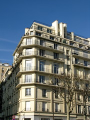 Façade d'immeuble moderne avec balcons, paris.