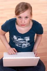 Jugendliche mit Laptop