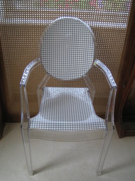 chaise transparente en plastic