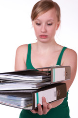 junge blonde Frau mit Ordnern