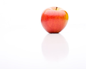 Apfel in rot und gelb vor weissem Hintergrund