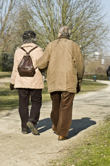 couple seniors en promenade