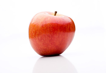 Ein roter Apfel von vorne mit Schatten auf weissem Hintergrund
