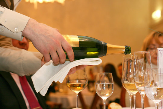 Barman pours shampane