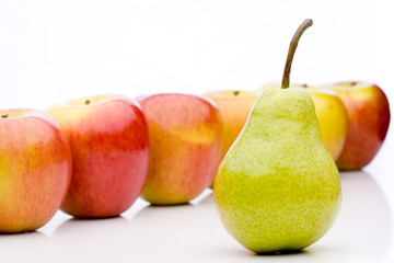 grüne Birne mit einer Serie von Äpfeln vergleichen