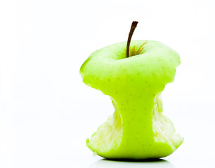 Grüner saftiger Apfel seitlich abgebissen