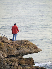 Fototapeta na wymiar Pescador en la costa