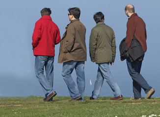 Jovenes paseando por el cesped