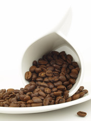 Kaffeebohnen / Porzellan