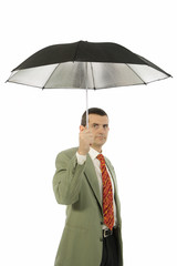 Homme d'affaires se protege avec son parapluie