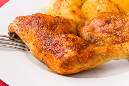 gebratene hähnchen-schenkel mit bratkartoffeln