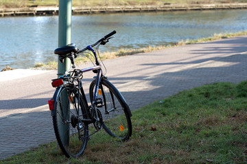 Fototapeta premium le vélo au bord de l'eau