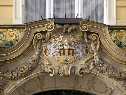 D&eacute;tail d'architecture et fronton de la fa&ccedil;ade