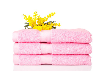 Obraz na płótnie Canvas Różowe ręczniki z żółtymi kwiatami