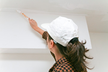 Femme faisant de la peinture dans appartement