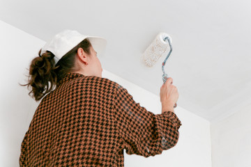 Femme faisant de la peinture dans appartement