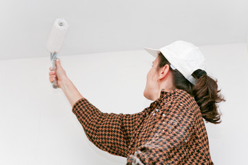 Femme faisant de la peinture dans appartement