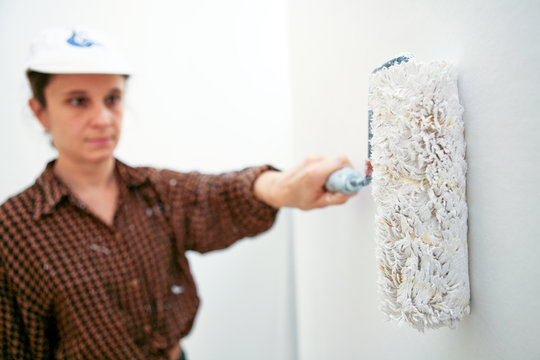 Femme faisant de la peinture dans appartement
