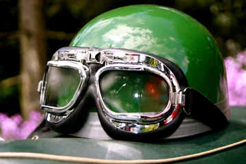 Afwasbaar fotobehang vintage green helmet & goggles © TravellingEye